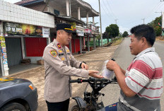 Warga Tersenyum, Anggota Polsek Sungai Rumbai Bagi-bagi Bukoan