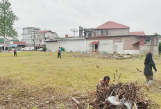 Persiapan Halalbihalal, Pemerintah Kecamatan Lubuk Pinang Goro Bersihkan Area Kantor 