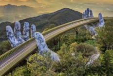 Cầu Vàng Jembatan Emas yang Mengajak Melayang di Atas Awan