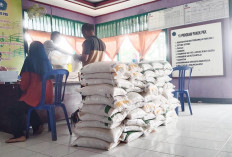 Penyaluran Bantuan Beras dan Minyak Goreng di Desa Lubuk Pinang Berjalan Lancar