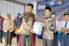 Pemkab Mukomuko Hibahkan 1.723 Stel Seragam Gratis untuk Siswa MI dan MTs