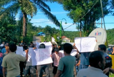 Warga Bandar Jaya Demo Menuntut Turunkan Kades