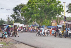 Simpang Empat Lubuk Gedang Dipenuhi Pedagang Pabukoan