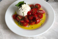 Burrata Salad dengan Tomat: Kesegaran Italia di Setiap Gigitan