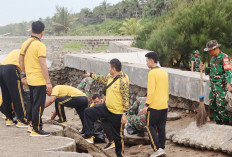 Polres Mukomuko Bersama TNI dan Pemkab Gelar Gerakan Indonesia Asri di Pantai Abrasi