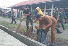 Bersenjatakan Sapu Lidi, TNI dan Polri Turun ke Pasar Koto Jaya