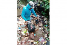 Lebih Dua Dekade, Syamsu Anuar Petani Arah Tiga Melawan Tumpukan Sampah Disaluran Irigasi 