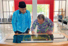 Tandatangani Prasasti Gedung Perpustakaan Mukomuko, Bupati Sapuan: Jadikan Sebagai Wadah Interaksi