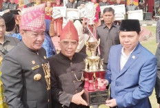 Pj. Kades Tunggal Jaya Terima Piala Lomdeskel Tingkat Provinsi