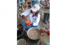 Mengembalikan Kesuburan Tanah, Petani Belajar Membuat Pupuk Organik 