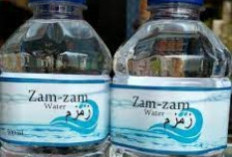 Berdiri Atau Duduk, Begini Cara Minum Air Zam Zam yang Baik dan Benar