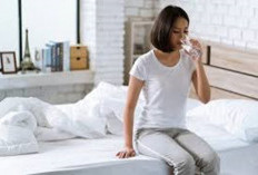 Minum Air Putih Sebelum Tidur, Baik atau Buruk? Simak Penjelasannya!