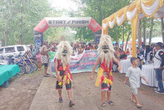 Warga Ramaikan Pesona Budaya Danau Lebar Mukomuko Dengan Keragaman Kostum Daerah