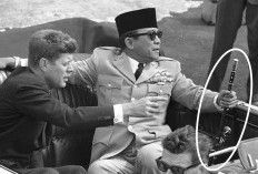 Kisah  Kesaktian Tongkat Soekarno Dari Kayu Pucang Kalak Sehingga Selamat Dari Amukan Peluru