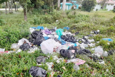 Sampah Menumpuk Dekat Kantor Bupati