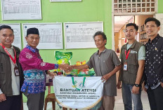 Delapan Warga Kecamatan Lupi Terima Bantuan Kemensos RI