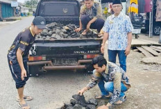 Swadaya Tambal Jalan Provinsi Berlubang Telah Jadi Rutinintas Masyarakat