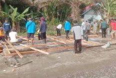 Warga Pauh Terenja Goro Bangun Kembali Rumah Warga Pasca Terbakar