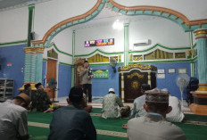 Kapolsek Sungai Rumbai Jadi Imam Tarawih di Masjid Desa Retak Mudik 