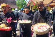 Kebiasan Tradisi Mencelupkan Kaki Dalam Darah Hewan, Hukumnya Belum Jelas  Namun Efek Nya Sudah  Jelas