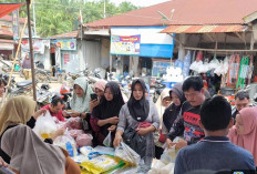 Warga Kecamatan Ipuh Serbu Lapak Pasar Murah 