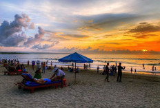Sunset Romantis di Pantai Kuta, Bali: Sebuah Simfoni Warna di Ufuk Barat   ﻿