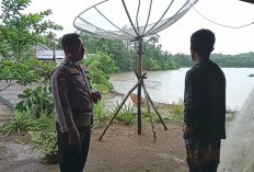 Waspada Banjir, Bhabinkamtibmas Polsek Teras Terunjam Pantau Air Sungai Selagan