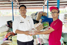 Camat Selagan Raya Serahkan Bantuan untuk Korban Banjir, Wujud Kepedulian Warga