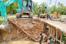 Koramil Pondok Suguh Turun Langsung Bangun Jembatan Darurat di Nenggalo 