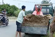 Banyak Berlubang, Warga Lubuk Gedang Swadaya Tambal Jalan Provinsi