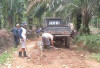 Petani Goro Perbaiki Jalan Rusak 