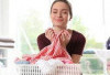 Gak Perlu ke Laundry! Ini 3 Tips Cuci Baju Sendiri Tapi Wangi Tahan Lama